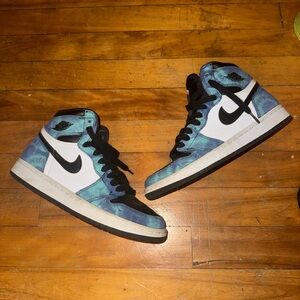 Jordan 1 retro "tie dye"
Size 8W/6.5M